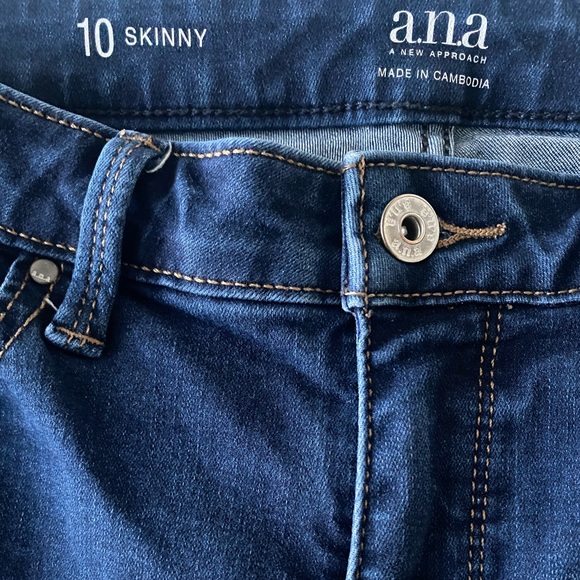 a.n.a. A NEW APPROACH Skinny Jeans -Dark Wash - EUC - Size 10 - Picture 5 of 5